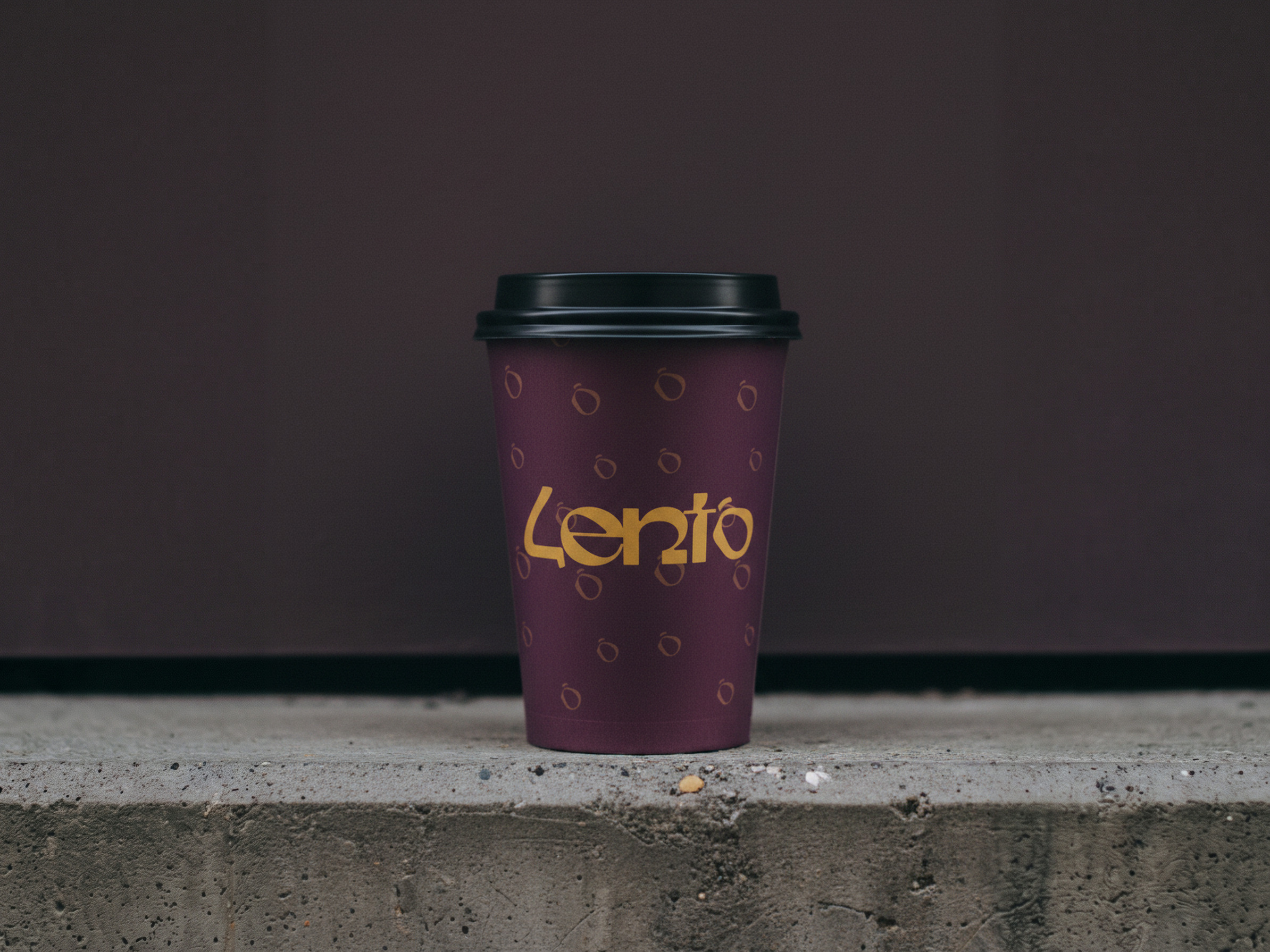 The plum Lento hot cup with the tonal pattern and a black lid