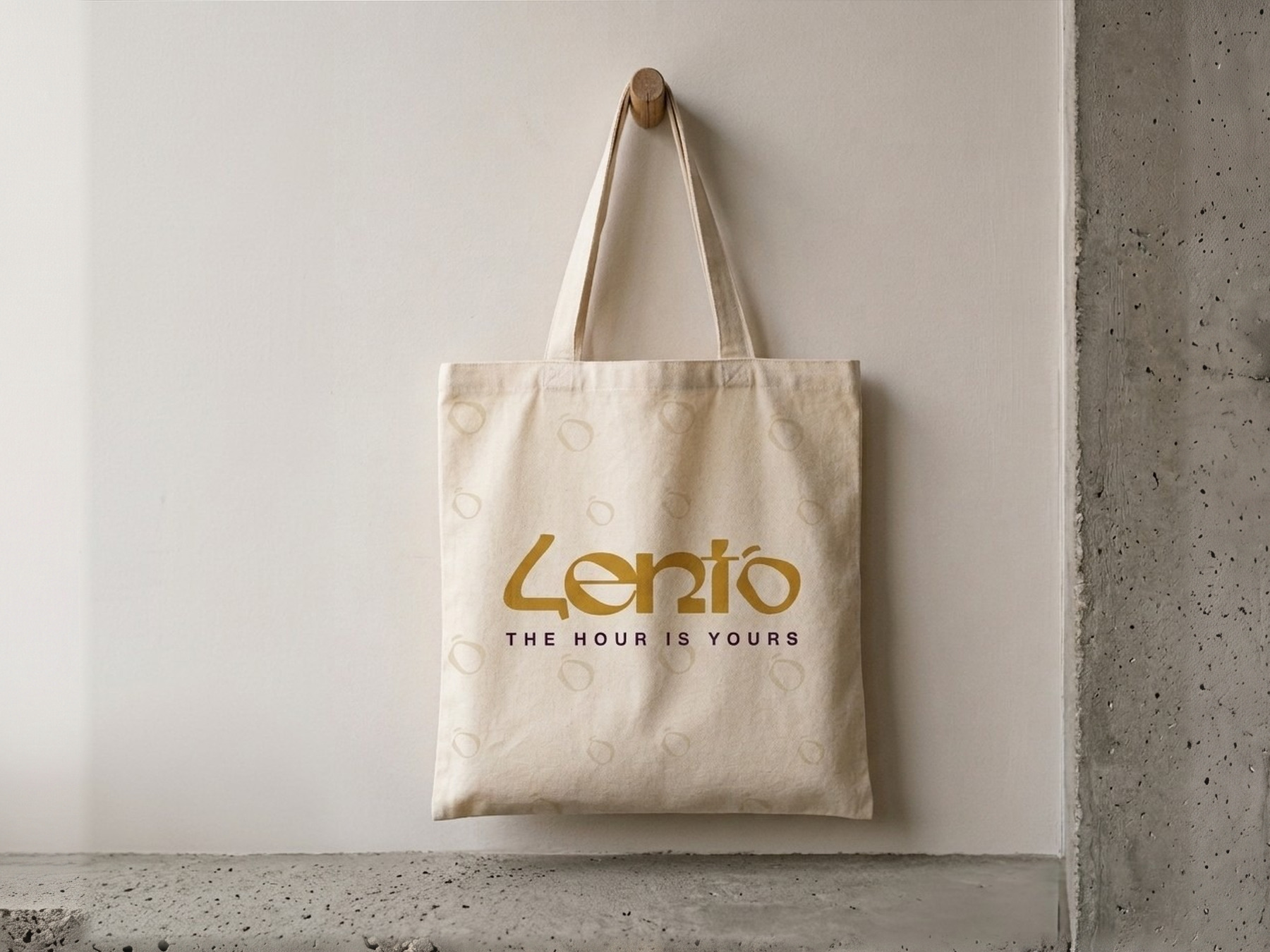 The cream Lento tote bag hanging on a wooden peg